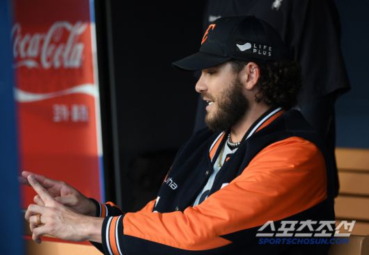 아쉬움도 잠시 경기를 마친 폰세는 더그아웃에 앉아 이날 피칭을 복기했다.