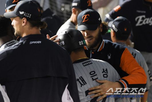 연장 11회 역전 투런포를 터뜨린 채은성과 뜨거운 포옹을 나눈 폰세.