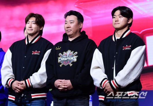 20일 서울 잠실 롯데호텔월드 크리스탈볼룸에서 2025 KBO리그 미디어데이가 열렸다. 미디어데이에 참석해 포즈를 취하고 있는 KIA 나성범, 이범호 감독, 김도영. 잠실=송정헌 기자songs@sportschosun.com/2025.03.20/