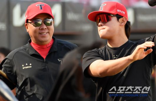 25일 광주 기아챔피언스필드에서 열린 KIA 타이거즈와 LG 트윈스의 경기. 부상에서 복귀한 KIA 김도영의 훈련을 이범호 감독이 지켜보고 있다. 광주=박재만 기자 pjm@sportschosun.com/2025.04.25/