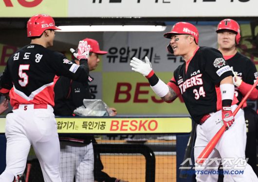 24일 대구 삼성라이온즈파크에서 열린 KBO리그 삼성과 KIA의 경기. 7회 KIA 김도영이 삼성 김태훈을 상대로 솔로홈런을 날렸다. 최형우와 하이파이브 나누는 김도영. 대구=송정헌 기자songs@sportschosun.com/2025.05.24/