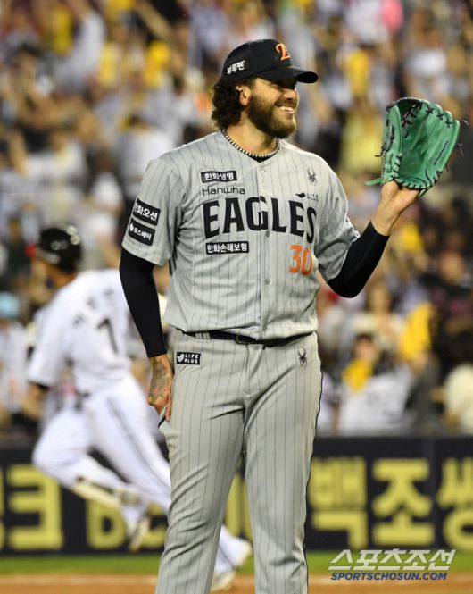 28일 잠실구장에서 열린 LG 트윈스와 한화 이글스의 경기. 6회말 1사 LG 이영빈에게 솔로포를 허용한 뒤 한화 선발 폰세가 아쉬워하고 있다. 잠실=박재만 기자 pjm@sportschosun.com/2025.05.28/