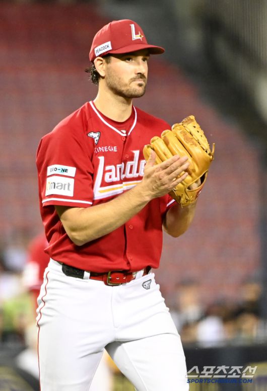 21일 잠실야구장에서 열린 SSG와 두산의 경기, 5회말 SSG 앤더슨이 두산 강승호를 우익수 플라이로 잡아낸 후 기뻐하고 있다. 잠실=허상욱 기자wook@sportschosun.com/2025.05.21/