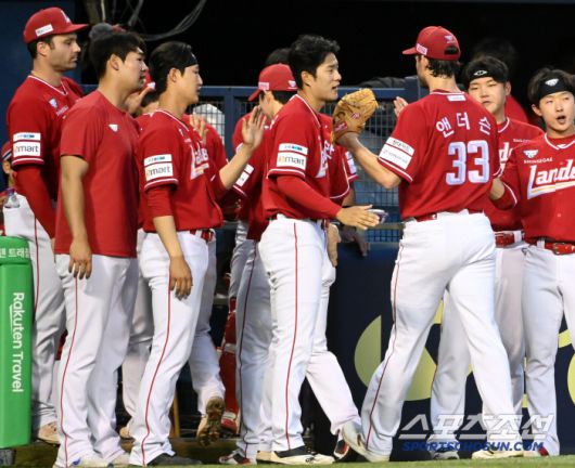 21일 잠실야구장에서 열린 SSG와 두산의 경기, 4회말 투구를 무실점으로 마친 SSG 앤더슨이 더그아웃으로 향하고 있다. 잠실=허상욱 기자wook@sportschosun.com/2025.05.21/