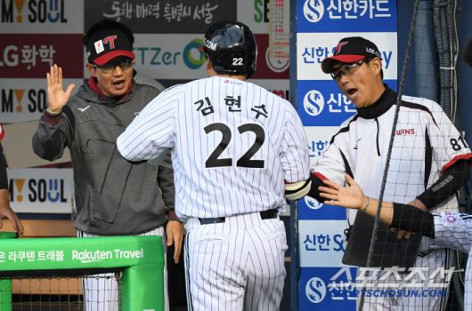28일 잠실구장에서 열린 LG 트윈스와 한화 이글스의 경기. 4회말 1사 LG 김현수가 솔로포를 날린 뒤 염경엽 감독과 하이파이브를 하고 있다. 잠실=박재만 기자 pjm@sportschosun.com/2025.05.28/