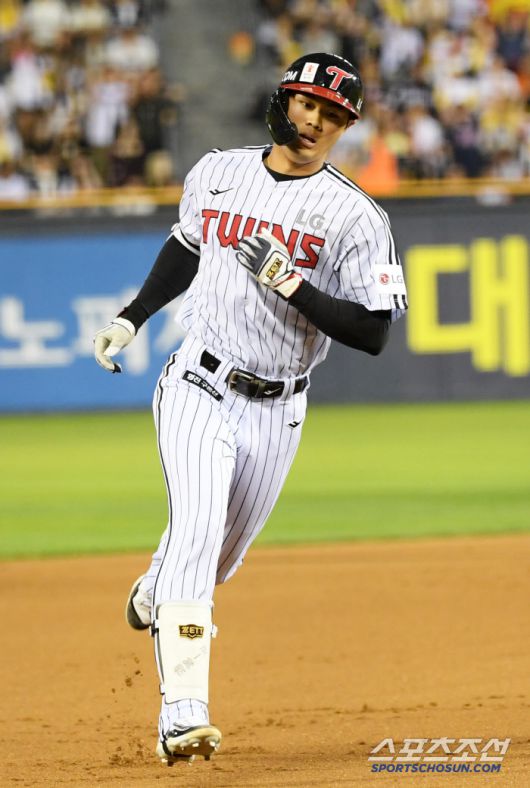 28일 잠실구장에서 열린 LG 트윈스와 한화 이글스의 경기. 6회말 1사 LG 이영빈이 솔로포를 날린 뒤 환호하고 있다. 잠실=박재만 기자 pjm@sportschosun.com/2025.05.28/