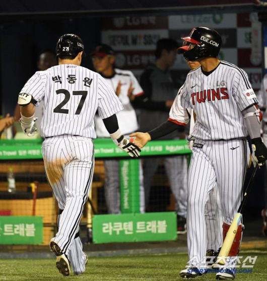 28일 잠실구장에서 열린 LG 트윈스와 한화 이글스의 경기. 11회말 1사 LG 박동원이 솔로포를 날린 뒤 환호하고 있다. 잠실=박재만 기자 pjm@sportschosun.com/2025.05.28/