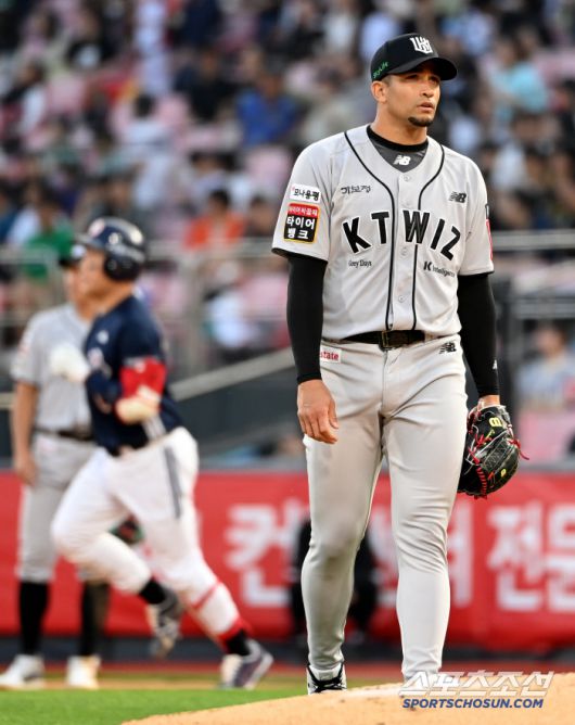 28일 수원KT위즈파크에서 열린 두산과 KT의 경기, 3회초 KT 쿠에바스가 두산 양의지에 솔로홈런을 내준 뒤 아쉬워하고 있다. 수원=허상욱 기자wook@sportschosun.com/2025.05.28/