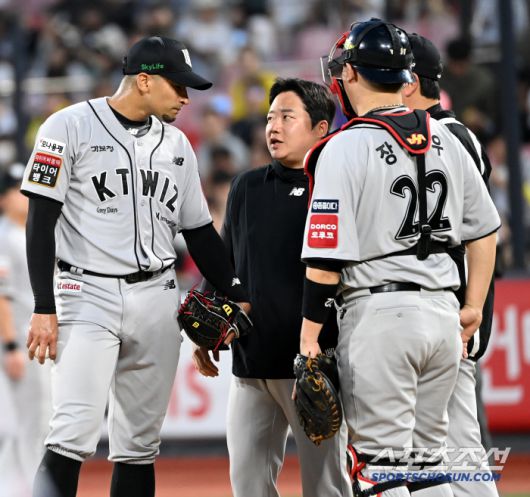 22일 수원KT위즈파크에서 열린 KIA와 KT의 경기,  5회초 1사 1,2루의 위기를 맞은 KT 쿠에바스가 마운드에 오른 제춘모 투수코치와 이야기를 나누고 있다. 수원=허상욱 기자wook@sportschosun.com/2025.05.22/