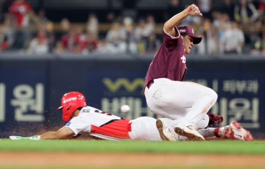 27일 광주기아챔피언스필드에서 열린 프로야구 키움 히어로즈와 KIA 타이거즈의 경기. KIA 김도영이 5회말 2사에서 2루도루에 성공하고 있다. 오른쪽 허벅지에 이상을 느낀 김도영은 대주자로 교체됐다. 연합뉴스