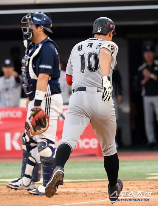 29일 수원KT위즈파크에서 열린 KBO리그 KT 위즈와 두산 베어스의 경기. 3회말 2사 1,2루 KT 로하스 적시타 때 득점한 황재균이 다리 통증을 호소하고 있다. 수원=박재만 기자 pjm@sportschosun.com/2025.05.29/