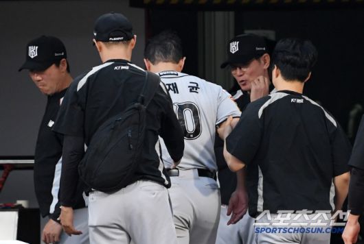 29일 수원KT위즈파크에서 열린 KBO리그 KT 위즈와 두산 베어스의 경기. 3회말 2사 1,2루 KT 로하스 적시타 때 득점한 황재균이 다리 통증을 호소하고 있다. 수원=박재만 기자 pjm@sportschosun.com/2025.05.29/