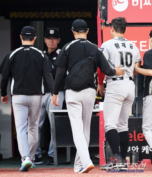 29일 수원KT위즈파크에서 열린 KBO리그 KT 위즈와 두산 베어스의 경기. 3회말 2사 1,2루 KT 로하스 적시타 때 득점한 황재균이 다리 통증을 호소하고 있다. 수원=박재만 기자 pjm@sportschosun.com/2025.05.29/