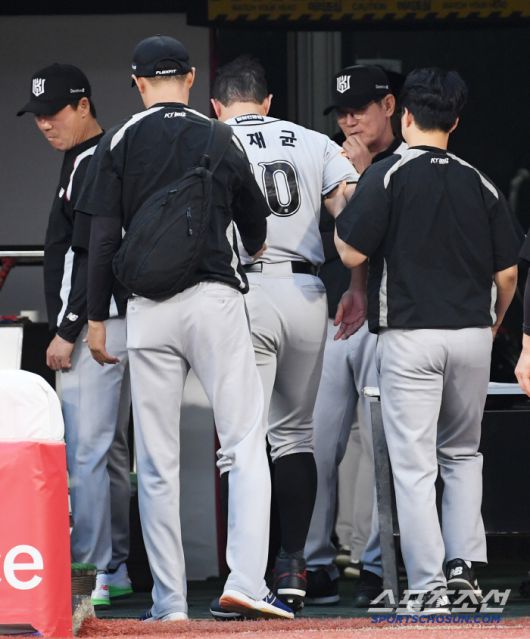 29일 수원KT위즈파크에서 열린 KBO리그 KT 위즈와 두산 베어스의 경기. 3회말 2사 1,2루 KT 로하스 적시타 때 득점한 황재균이 다리 통증을 호소하고 있다. 수원=박재만 기자 pjm@sportschosun.com/2025.05.29/