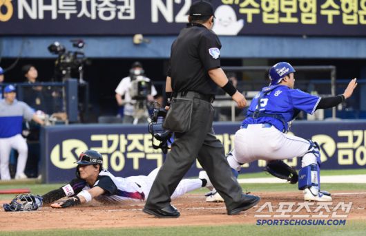 3회말 1사 만루. 오스틴 외야플라이 타구 때 득점에 성공하는 LG 신민재.