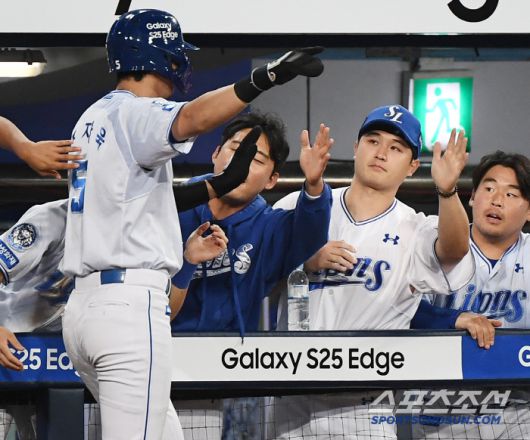 29일 대구 라이온즈파크에서 열린 롯데-삼성전. 5회말 2사 1, 2루 강민호의 2타점 적시타 때 득점한 구자욱이 최원태의 환영을 받고 있다. 대구=정재근 기자 cjg@sportschosun.com/2025.5.29/