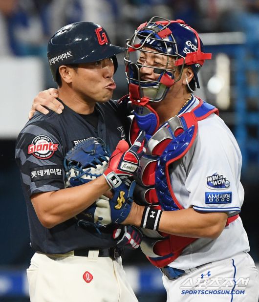29일 대구 라이온즈파크에서 열린 롯데-삼성전. 5회초 2사 전준우가 최원태의 공에 맞으며 벤치 클리어링이 발발했다. 강민호가 전준우를 말리고 있다. 대구=정재근 기자 cjg@sportschosun.com/2025.5.29/