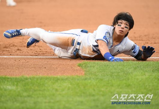 29일 대구 라이온즈파크에서 열린 롯데-삼성전. 1회말 1사 김성윤이 기습 번트 안타를 친 후 1루에 헤드 퍼스트 슬라이딩으로 세이프되고 있다. 대구=정재근 기자 cjg@sportschosun.com/2025.5.29/