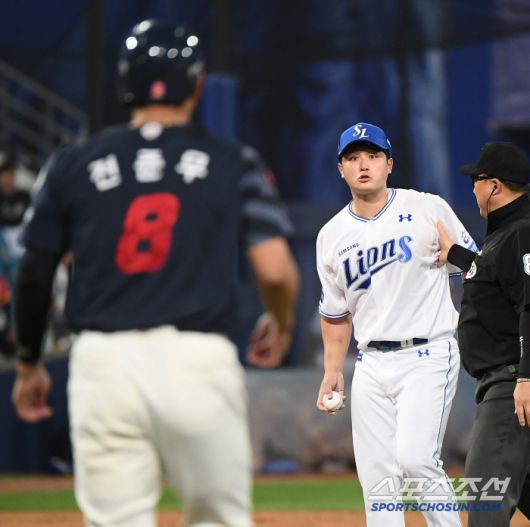 29일 대구 라이온즈파크에서 열린 롯데-삼성전. 5회초 2사 전준우가 최원태의 공에 맞았다. 첫 번째 벤치클리어링 발발 후 1루에 나가던 전준우와 최원태가 또다시 충돌하고 있다. 대구=정재근 기자 cjg@sportschosun.com/2025.5.29/