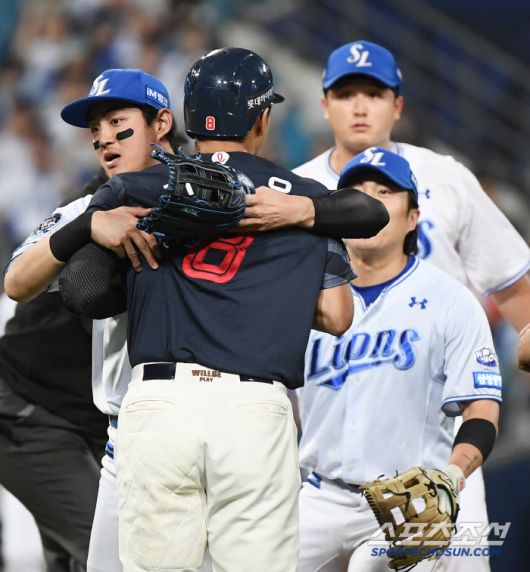 29일 대구 라이온즈파크에서 열린 롯데-삼성전. 5회초 2사 전준우가 최원태의 공에 맞았다. 첫 번째 벤치클리어링 발발 후 1루에 나가던 전준우와 최원태가 또다시 충돌했다. 구자욱이 전준우를 말리고 있다. 대구=정재근 기자 cjg@sportschosun.com/2025.5.29/