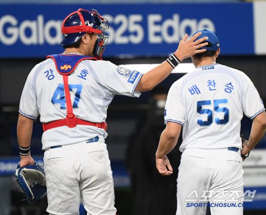 29일 대구 라이온즈파크에서 열린 롯데-삼성전. 6회초 실점 위기를 막은 배찬승을 강민호가 격려하고 있다. 대구=정재근 기자 cjg@sportschosun.com/2025.5.29/