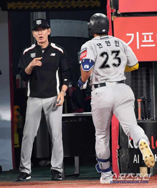 29일 수원KT위즈파크에서 열린 KBO리그 KT 위즈와 두산 베어스의 경기. 5회말 2사 만루 KT 안현민이 만루포를 날린 뒤 이강철 감독과 하이파이브를 하고 있다. 수원=박재만 기자 pjm@sportschosun.com/2025.05.29/