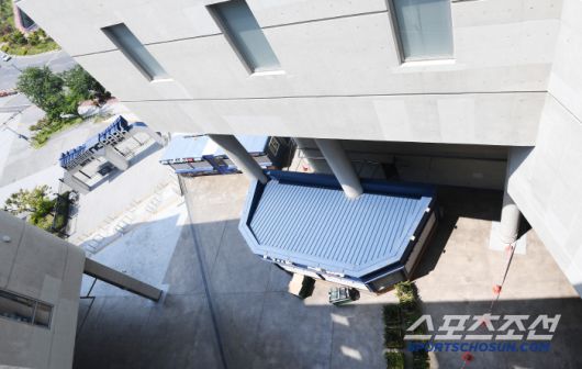 관중 사망 사고로 폐쇄됐던 창원 NC파크가 30일 다시 개장한다. 경기장 외벽의 루버가 철거된 모습. 창원=정재근 기자 cjg@sportschosun.com/2025.5.30/