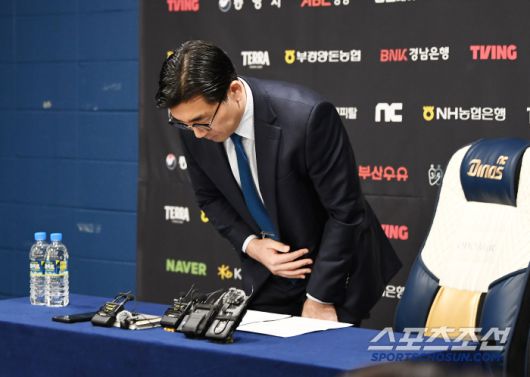 NC 다이노스 이진만 대표이사가 30일 창원 NC파크에서 재개장 관련 구단 입장 및 향후 대처에 대해 공식 브리핑을 했다. 이 대표가 인사하고 있다. 창원=정재근 기자 cjg@sportschosun.com/2025.5.30/