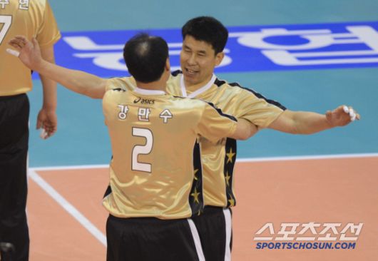 2013년 V리그 올스타전에 '올드보이즈'로 참여, 선배 강만수와 함께 환호하는 장윤창. 스포츠조선DB