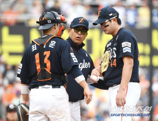 31일 창원 NC파크에서 열린 한화-NC전. 있다. 9회말 김서현이 계속 흔들리자 양상문 코치가 등판해 조언하고 있다. 창원=정재근 기자 cjg@sportschosun.com/2025.5.31/
