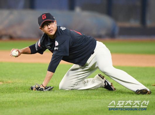 6회말 무사 1루 김영우의 투수앞 땅볼 타구를 놓친 박세웅.