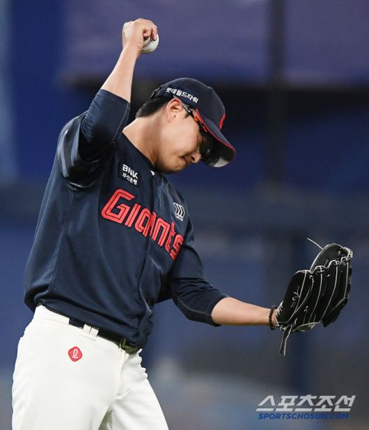 29일 대구 라이온즈파크에서 열린 롯데-삼성전. 6회말 무사 1루 김영우의 투수앞 땅볼 타구를 놓친 박세웅이 아쉬워하고 있다. 대구=정재근 기자 cjg@sportschosun.com/2025.5.29/