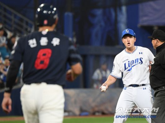 1루에 나가던 전준우와 최원태가 또다시 충돌했다.