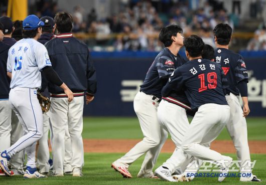 분통 터트리는 선수를 다른 선수들이 말리고 있다.