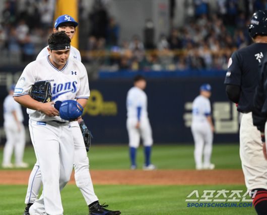 비로소 전준우를 향해 고개 숙여 사과했다.