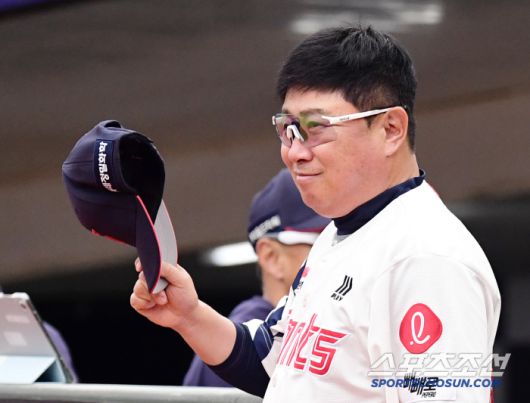20일 부산 사직야구장에서 열린 KBO리그 롯데와 LG의 경기. 경기 준비하는 롯데 김태형 감독. 부산=송정헌 기자songs@sportschosun.com/2025.05.20/
