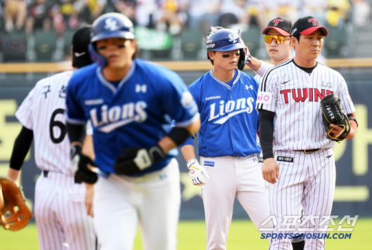 경기 초반 선취점을 해결한 박승규의 헬멧에 날아든 박해민의 글러브.