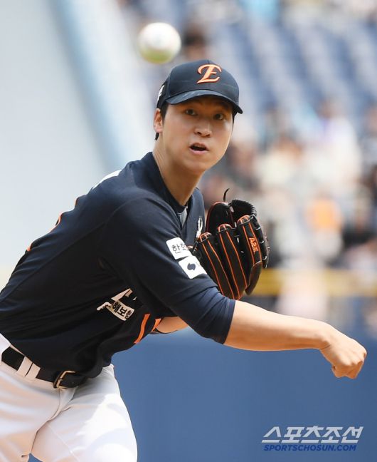 31일 창원 NC파크에서 열린 한화-NC전. 1회말 1사 1루 박민우가 사구 후 엄상백 옆으로 지나가고 있다. 창원=정재근 기자 cjg@sportschosun.com/2025.5.31/