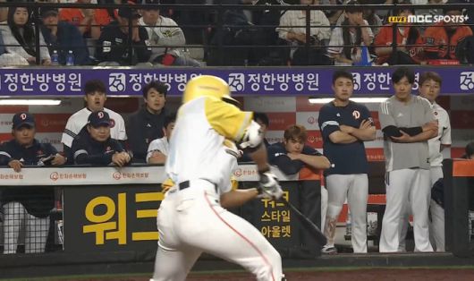 ◇최인호의 배트 끝이 돌아간걸로 보여지는 화면. 반대쪽 두산 선수들이 이 장면을 유심히 지켜보고 있다. 사진출처=중계 화면 캡처