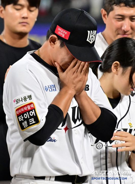 28일 수원KT위즈파크에서 열린 키움과 KT의 경기, KT가 10대7로 승리했다. 시즌 최종전을 마친 KT 박경수팬들에게 인사말을 하다 눈물을 흘리고 있다. 수원=허상욱 기자 wook@sportschosun.com/2024.09.28/