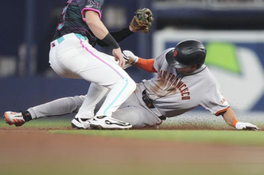 이정후가 1회초 우전안타를 치고 나간 뒤 2루 도루에 성공하고 있다. AP연합뉴스