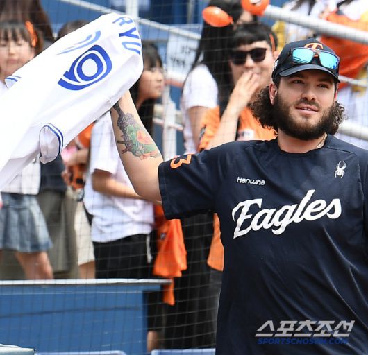 31일 창원 NC파크에서 열린 한화-NC전. 한화 폰세가 팬에게서 류현진의 이름이 적힌 토론토 유니폼을 선물받고 있다. 창원=정재근 기자 cjg@sportschosun.com/2025.5.31/