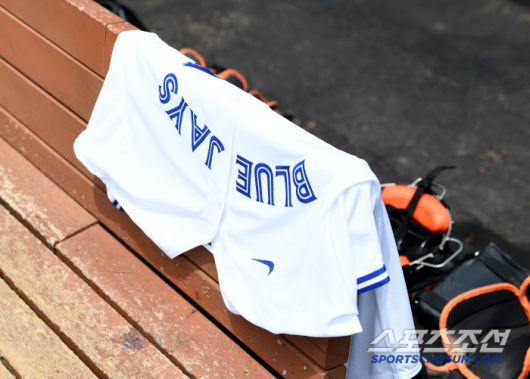 31일 창원 NC파크에서 열린 한화-NC전. 한화 폰세가 팬에게서 선물 받은 류현진의 이름이 적힌 토론토 유니폼을 벤치에 걸어놨다. 창원=정재근 기자 cjg@sportschosun.com/2025.5.31/