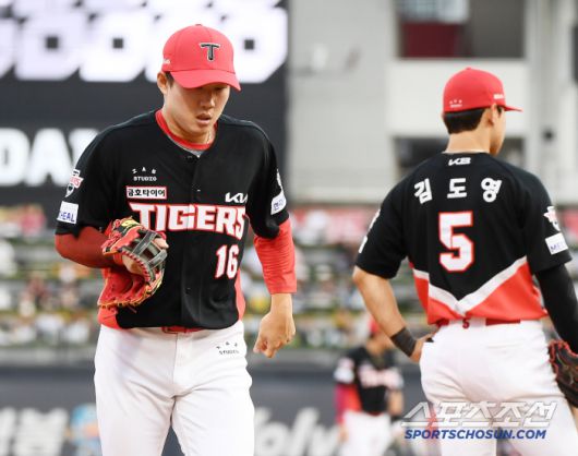 21일 수원 KT위즈파크에서 열린 KIA-KT전. 1회말 1사 1, 3루 장성우의 평범한 플라이를 놓친 우익수 최원준이 교체되고 있다. 수원=정재근 기자 cjg@sportschosun.com/2025.5.21/