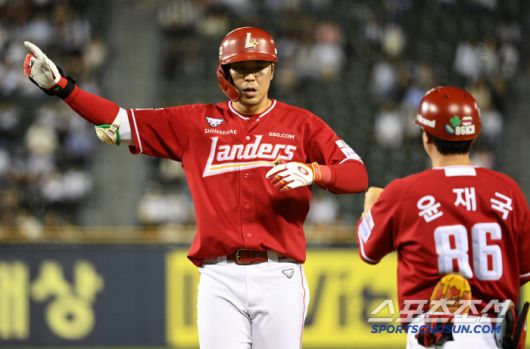 20일 잠실야구장에서 열린 SSG와 두산의 경기, 8회초 무사 1루 SSG 한유섬이 안타를 치고 기쁨을 나누고 있다. 한유섬의 개인 통산 1000안타다. 잠실=허상욱 기자wook@sportschosun.com/2025.05.20/