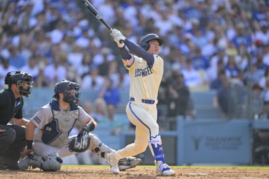 LA 다저스 김혜성이 1일(한국시각) 다저스타디움에서 열린 뉴욕 양키스와의 경기에서 2회말 우월 투런홈런을 터뜨리고 있다. Imagn Images연합뉴스