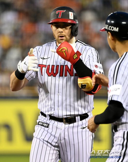 29일 잠실야구장에서 열린 한화와 LG의 경기, 4회말 무사 1루 LG 오스틴이 안타를 치고 기쁨을 나누고 있다. 잠실=허상욱 기자wook@sportschosun.com/2025.05.29/