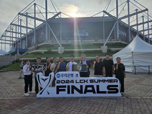 지난해 9월 경북 경주시 경주실내체육관에서 열린 LCK 서머 결승전에 군청 담당자들과 함께 현장을 찾은 김학동 예천군수(왼쪽에서 7번째). 사진제공=예천군