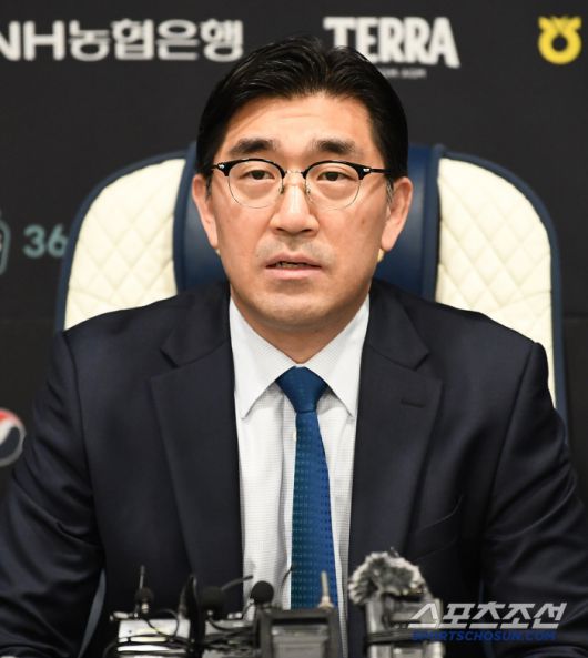 NC 다이노스 이진만 대표이사가 30일 창원 NC파크에서 재개장 관련 구단 입장 및 향후 대처에 대해 공식 브리핑을 진행하고 있다. 창원=정재근 기자 cjg@sportschosun.com/2025.5.30/