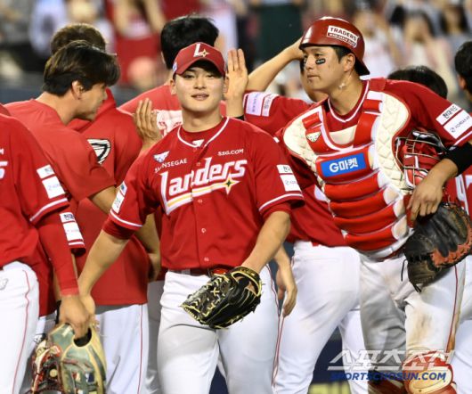 20일 잠실야구장에서 열린 SSG와 두산의 경기, SSG가 5대3으로 승리했다. 승리의 기쁨을 나누는 조병현 조형우 배터리의 모습. 잠실=허상욱 기자wook@sportschosun.com/2025.05.20/